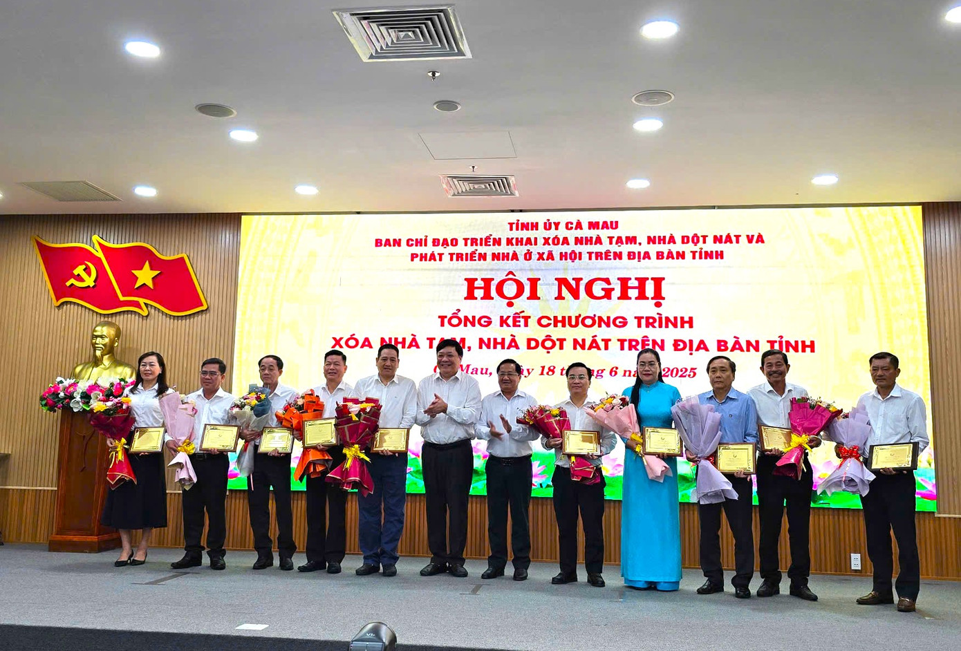 Chủ tịch UBND tỉnh Cà Mau - Phạm Thành Ngại và Chủ tịch Uỷ ban MTTQ Việt Nam tỉnh Cà Mau - Lê Thanh Triều trao bảng tri ân các đơn vị hỗ trợ nguồn lực xóa nhà tạm, dột nát.