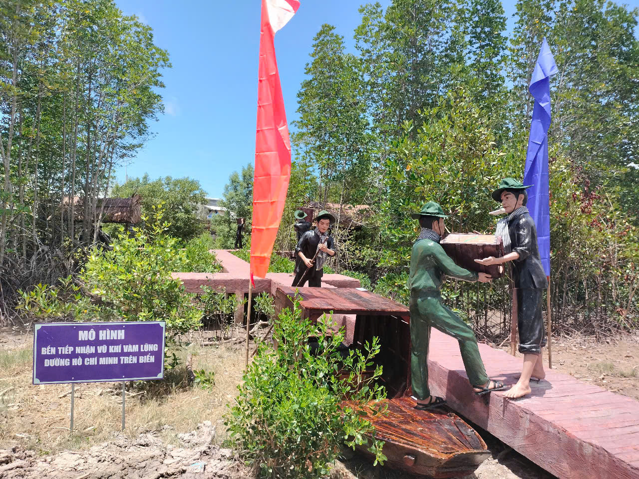 Mô hình bến tiếp nhận vũ khí Vàm Lũng đường Hồ Chí Minh trên biển. Mô hình bến tiếp nhận vũ khí Vàm Lũng đường Hồ Chí Minh trên biển.