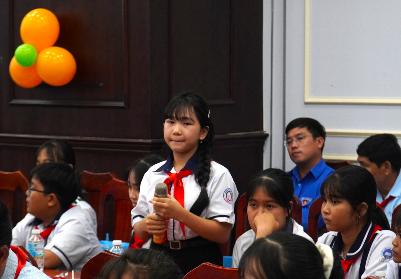 Em Phạm Ngọc Tuyết Nhi đặt vấn đề làm cách nào để ngăn chặn việc sản xuất sữa giả trên thị trường hiện nay?