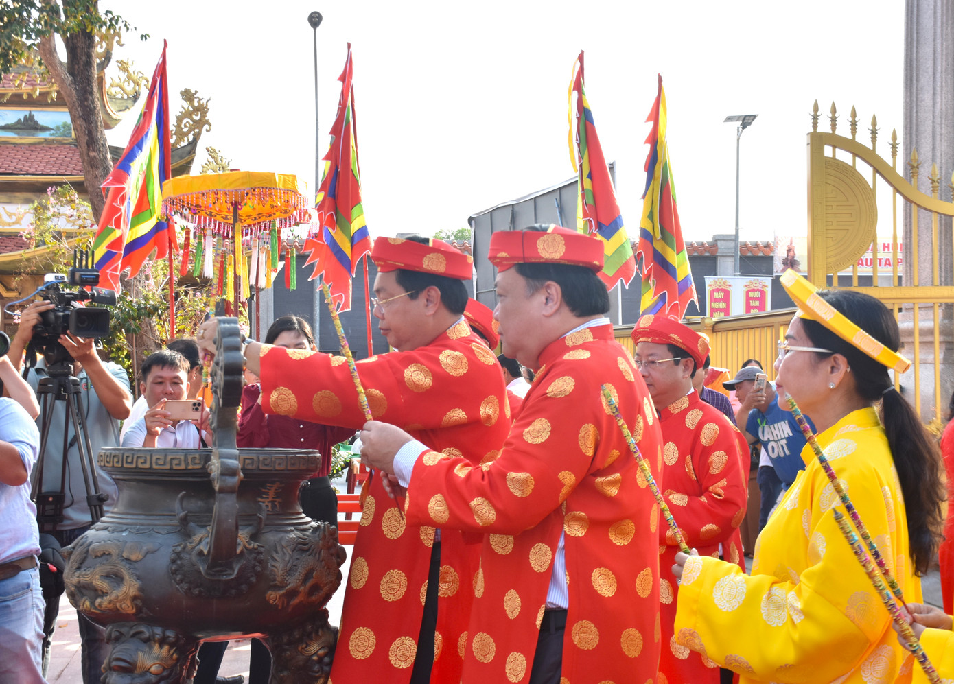 Lãnh đạo tỉnh Cà Mau và Kiên Giang dâng hương tưởng nhớ công ơn lập nước của các vị Vua Hùng. Lãnh đạo tỉnh Cà Mau và Kiên Giang dâng hương tưởng nhớ công ơn lập nước của các vị Vua Hùng.