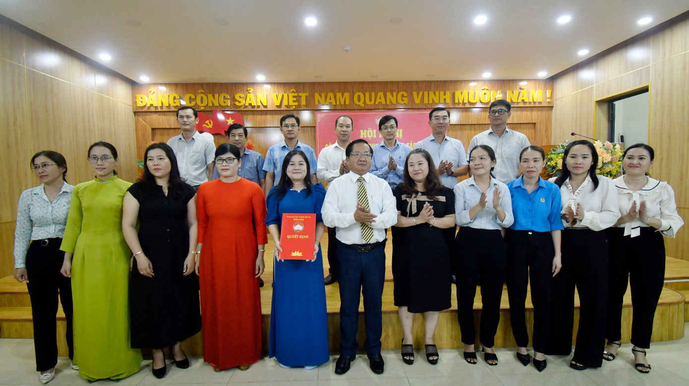 Phó Chủ tịch Uỷ ban MTTQ Việt Nam tỉnh Cà Mau - Lê Thanh Triều trao quyết định cán bộ phụ trách và ra mắt Văn phòng Ủy ban MTTQ Việt Nam tỉnh Cà Mau.