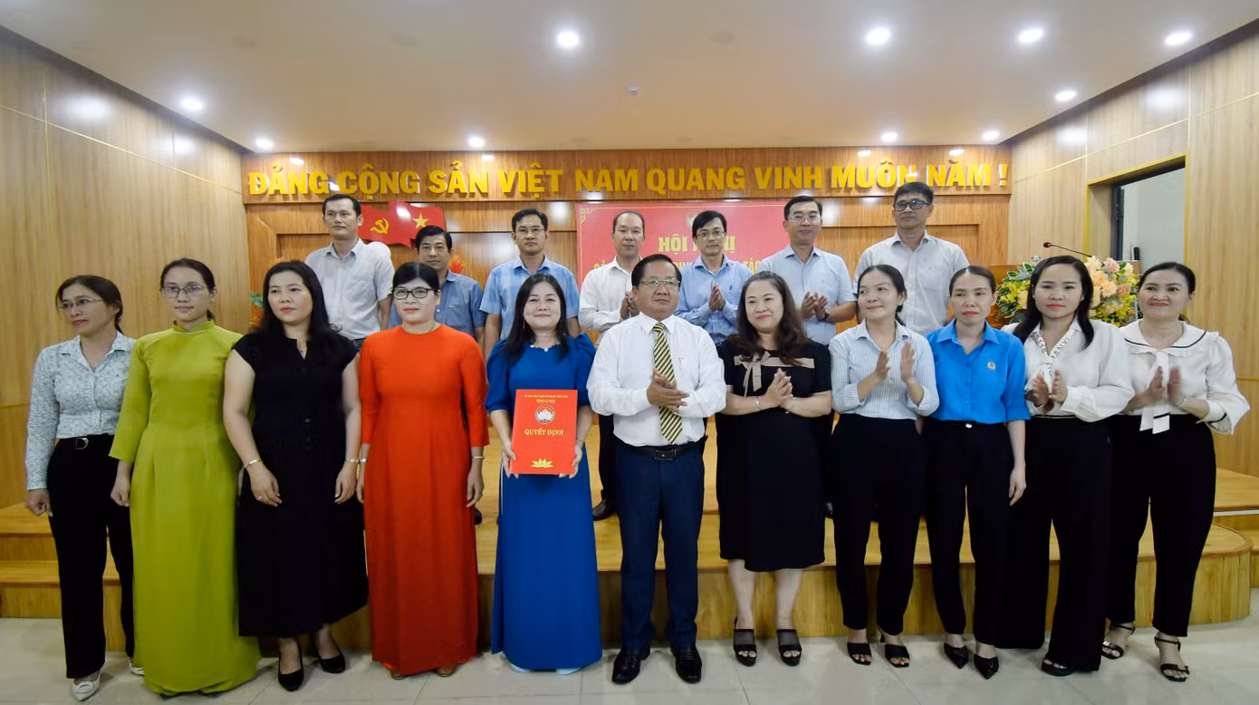 Phó Chủ tịch Uỷ ban MTTQ Việt Nam tỉnh Cà Mau - Lê Thanh Triều trao quyết định cán bộ phụ trách và ra mắt Văn phòng Ủy ban MTTQ Việt Nam tỉnh Cà Mau. Phó Chủ tịch Uỷ ban MTTQ Việt Nam tỉnh Cà Mau - Lê Thanh Triều trao quyết định cán bộ phụ trách và ra mắt Văn phòng Ủy ban MTTQ Việt Nam tỉnh Cà Mau.