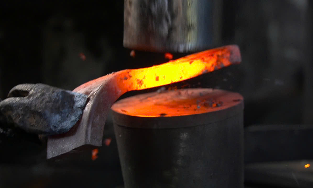 Nghề rèn ngày nay đã bớt nhọc nhằn hơn xưa nhờ sự hỗ trợ của máy móc, thời gian hoàn thiện một cây dao chỉ bằng khoảng 1/4 so với trước đây làm thủ công hoàn toàn. Nghề rèn ngày nay đã bớt nhọc nhằn hơn xưa nhờ sự hỗ trợ của máy móc, thời gian hoàn thiện một cây dao chỉ bằng khoảng 1/4 so với trước đây làm thủ công hoàn toàn.