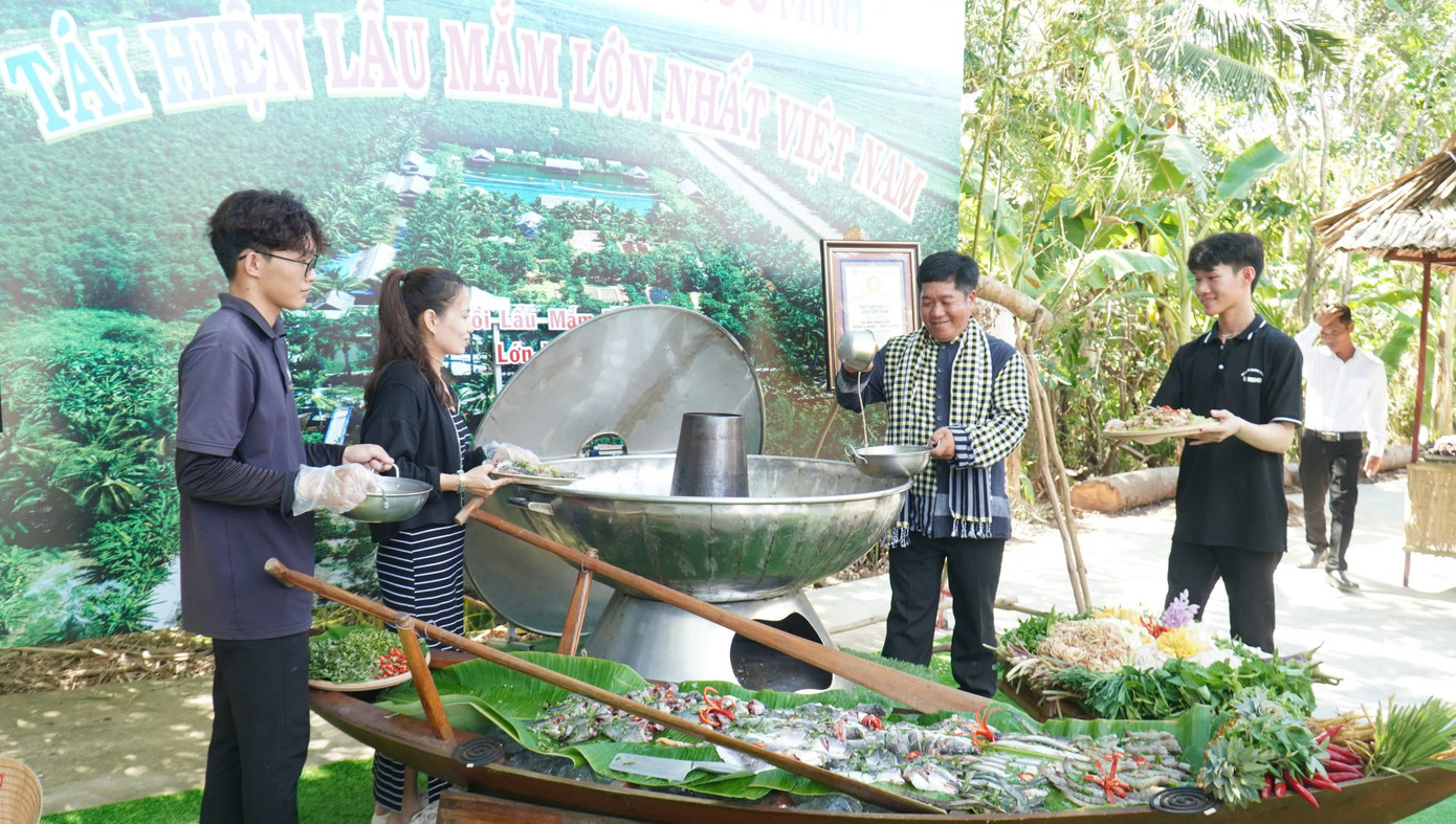 Ông Giang Hoàng Hon – Chủ điểm du lịch sinh thái Hương Tràm (huyện U Minh) cho biết, nồi lẩu mắm trình diễn cao 1,1m, rộng 1,3m, trọng lượng khoảng 60kg.