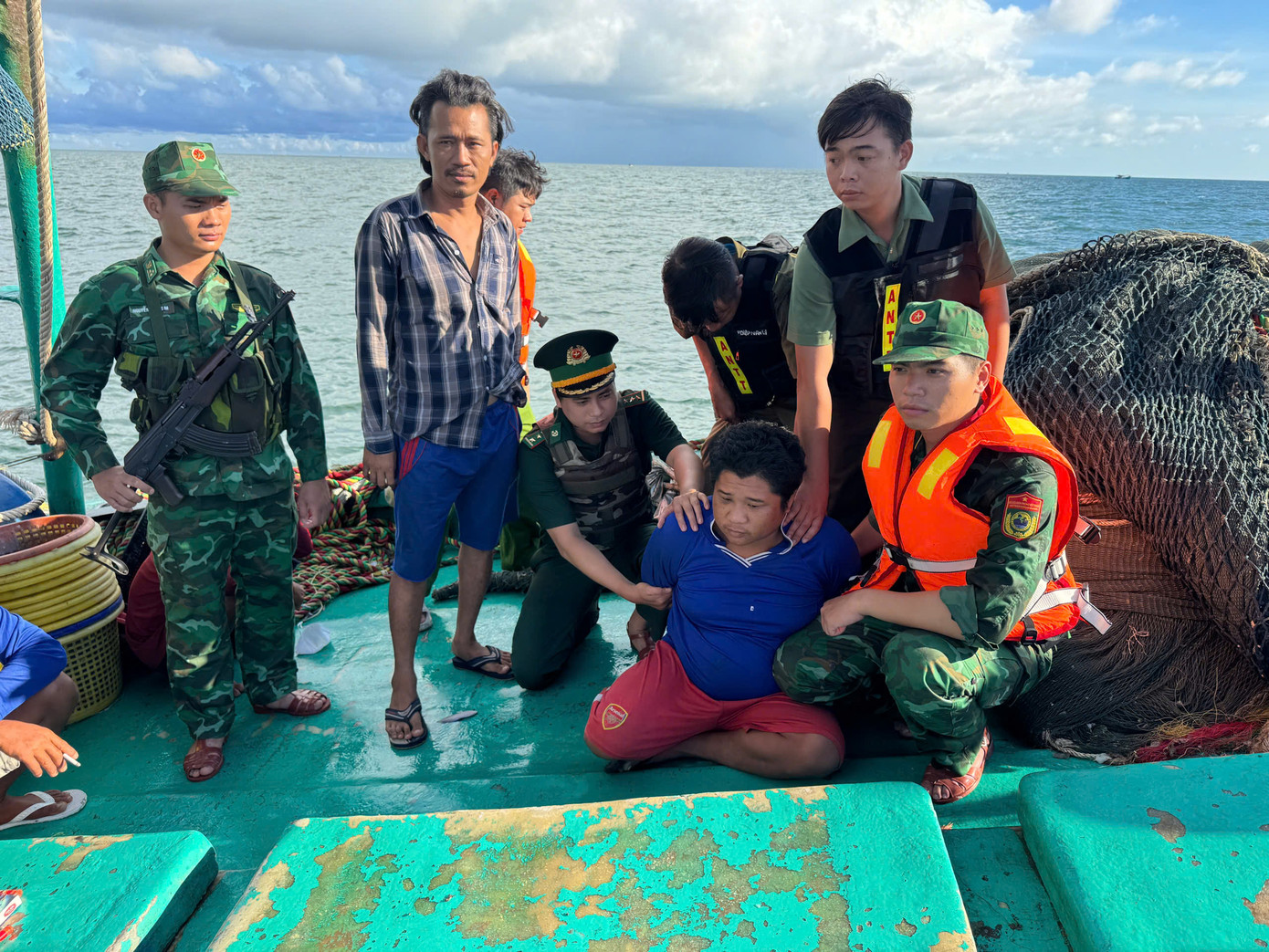 Đối tượng Trần Hoàng Vũ bị lực lượng Đồn Biên phòng Sông Đốc và công an bắt giữ trên tàu. Ảnh: Hoàng Tá.