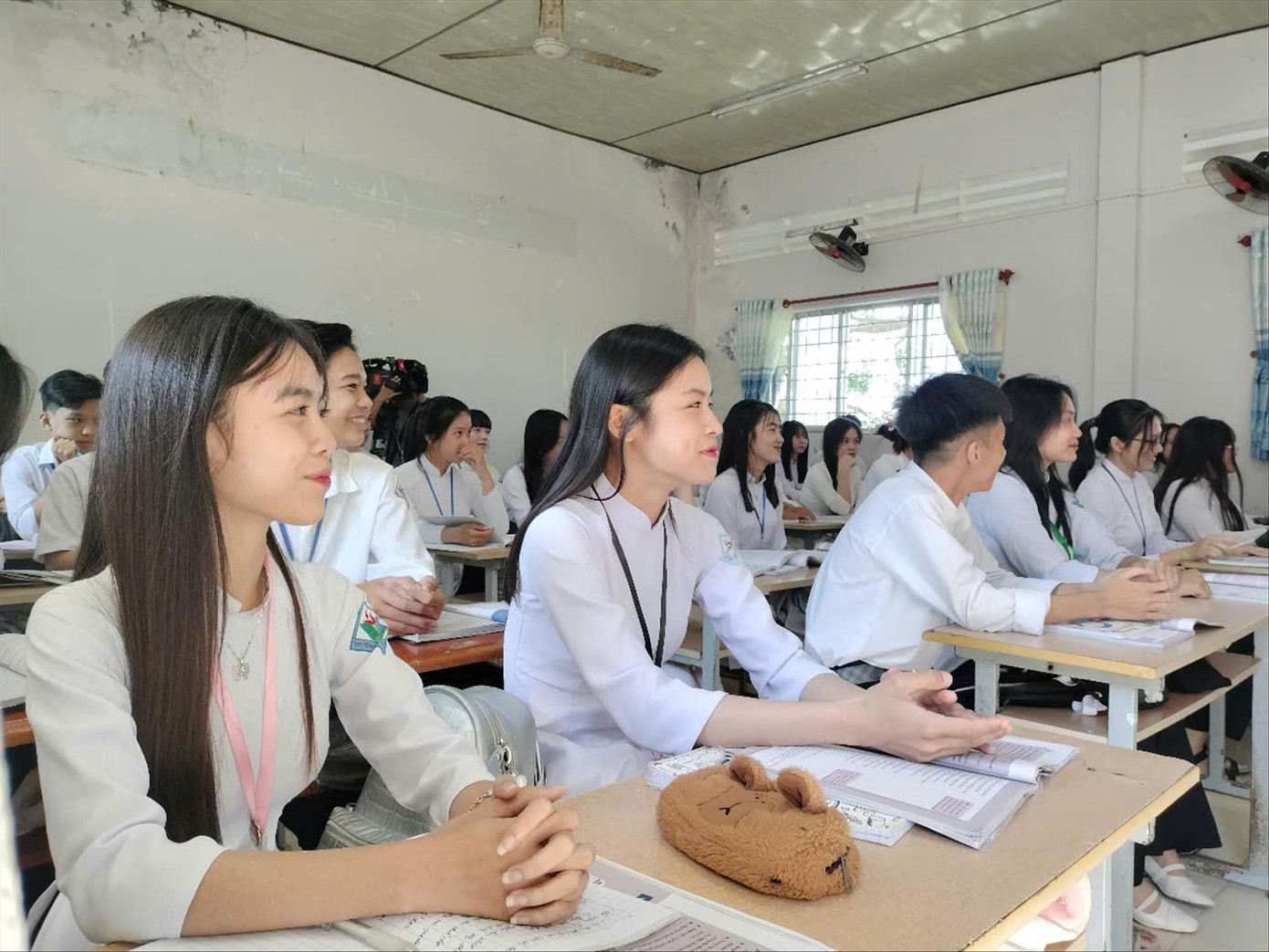 Các em học sinh thích thú, hào hứng nghe cô Sơn Ca hát cải lương.