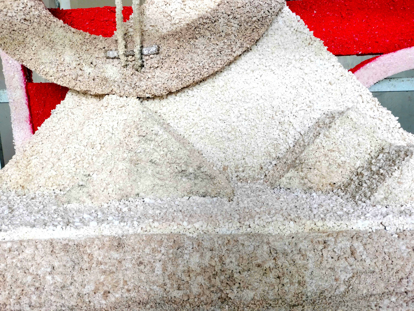 Phần lá cờ Tổ quốc làm nền cho chiếc đàn kìm, bệ đỡ với những cánh đồng muối mênh mông và biển cả với con sóng lăn tăn đều hoàn toàn làm từ muối.