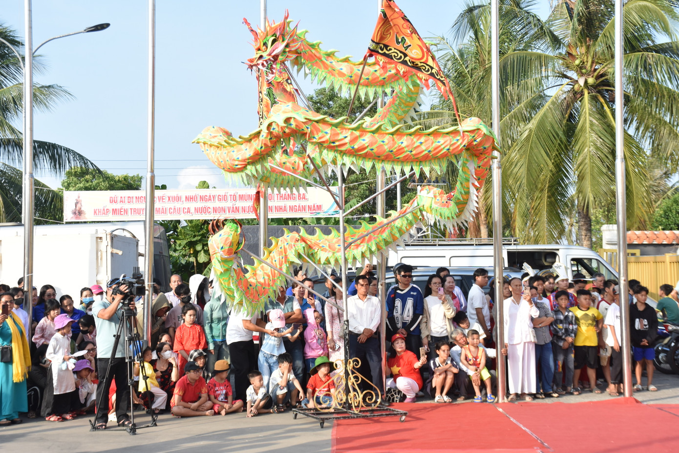 Đông đảo người dân, có cả trẻ nhỏ tề tựu về Đền thờ Vua Hùng tại Cà Mau để thành kính tưởng nhớ, tri ân công ơn trời biển của các vị Vua Hùng. Đông đảo người dân, có cả trẻ nhỏ tề tựu về Đền thờ Vua Hùng tại Cà Mau để thành kính tưởng nhớ, tri ân công ơn trời biển của các vị Vua Hùng.