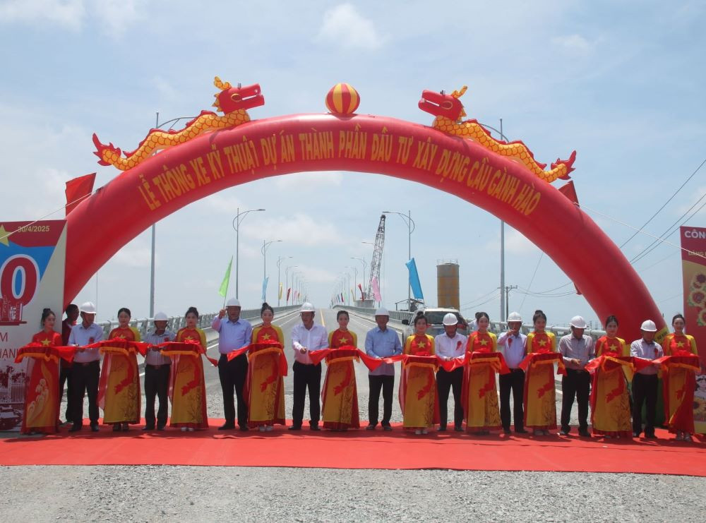 Trong đó, cầu Gành Hào vừa thông xe kỹ thuật ngày 19/4, vào dịp cả nước kỷ niệm 50 năm Ngày Giải phóng miền Nam, thống nhất đất nước.