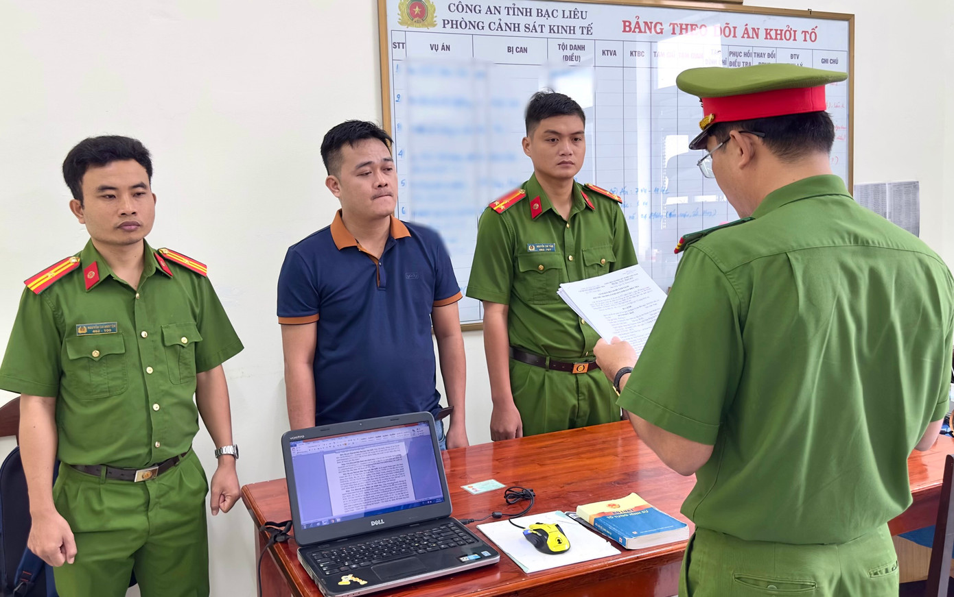 Cơ quan CSĐT Công an tỉnh Bạc Liêu tống đạt các quyết định tố tụng đối với bị can Đạt. Cơ quan CSĐT Công an tỉnh Bạc Liêu tống đạt các quyết định tố tụng đối với bị can Đạt.