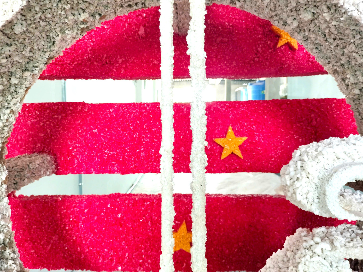 “Dây đàn là chi tiết khó khăn, tôi mất tới 4 ngày thực hiện. Bởi, dây đàn khá nhỏ nên nhóm thợ khoảng 10 người ngồi 2 bên múc từng hạt muối nhỏ trộn hóa chất gắn lên dây thép bên trong”, anh Ân chia sẻ.