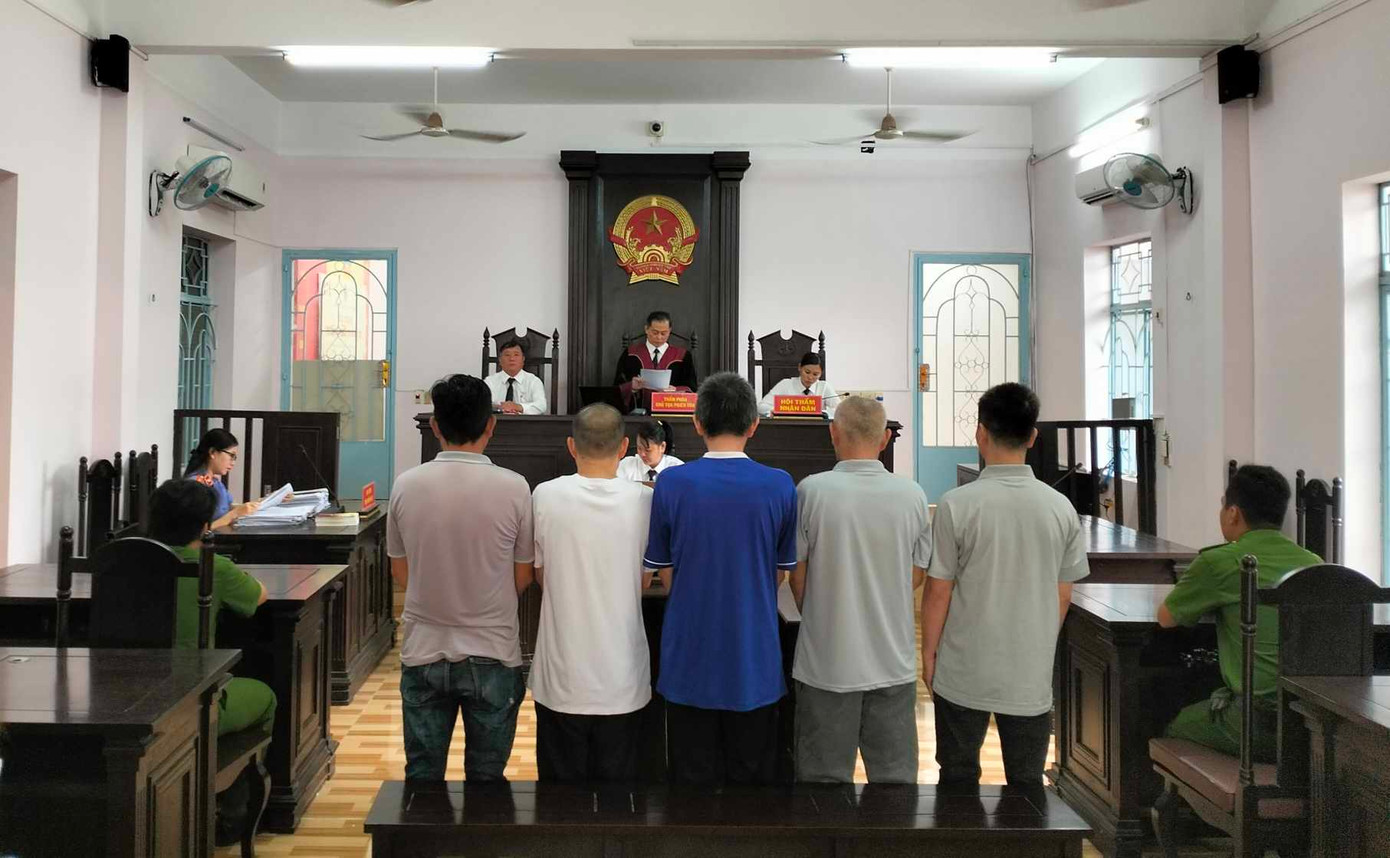 5 bị cáo tại toà sơ thẩm.