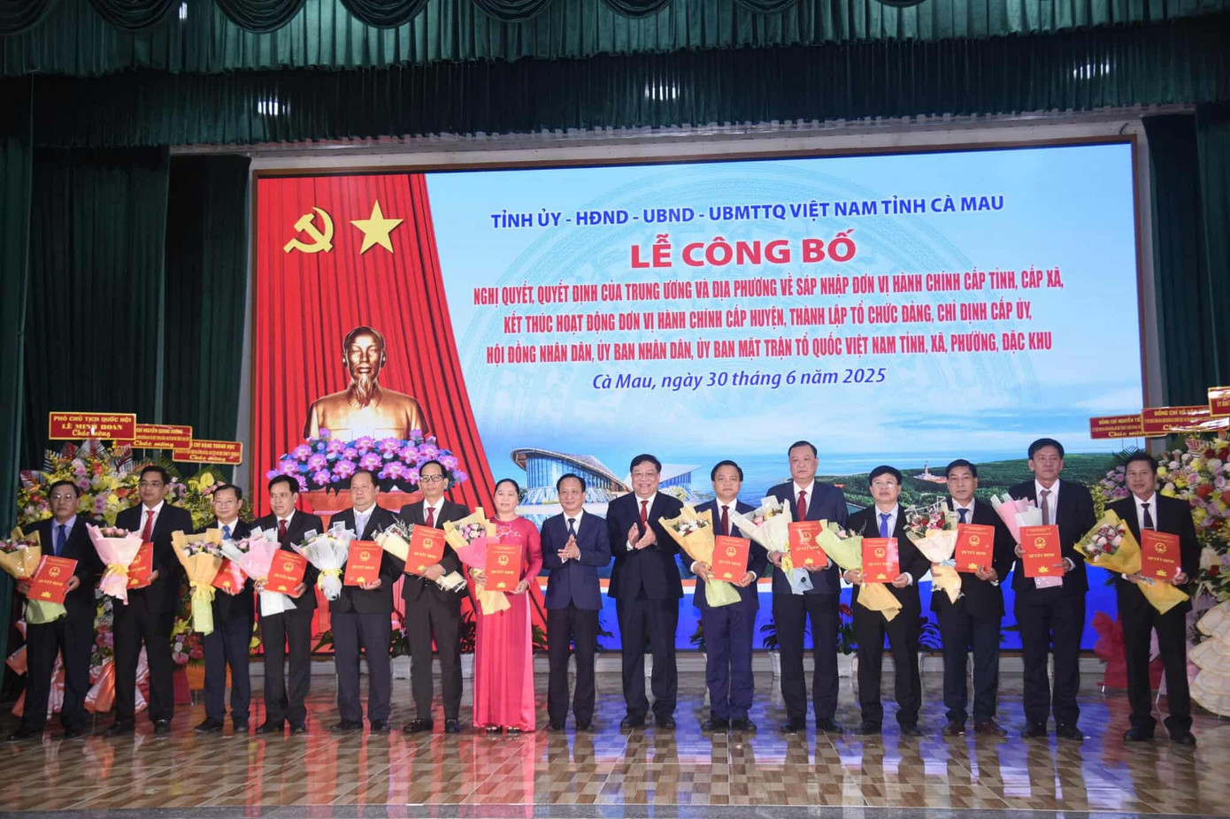 Bà Nguyễn Thu Tư - Giám đốc Sở Dân tộc và Tôn giáo là nữ giám đốc sở duy nhất của tỉnh Cà Mau sau hợp nhất với tỉnh Bạc Liêu. Bà Nguyễn Thu Tư - Giám đốc Sở Dân tộc và Tôn giáo là nữ giám đốc sở duy nhất của tỉnh Cà Mau sau hợp nhất với tỉnh Bạc Liêu.