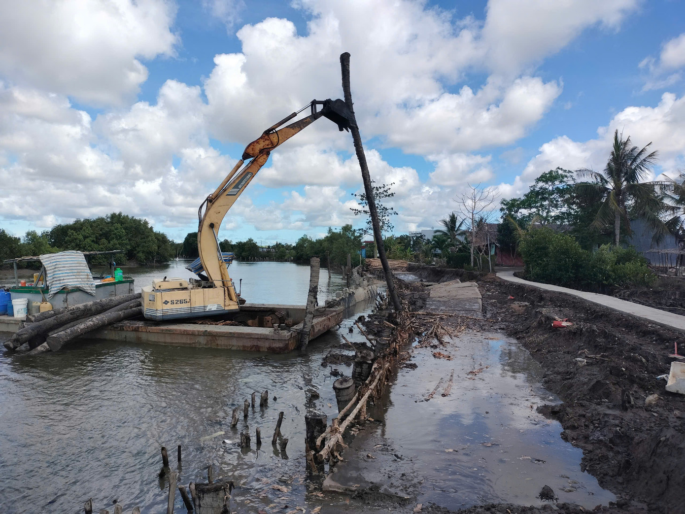 Đơn vị thi công đang tiến hành gia cố lại vị trí sạt lở.