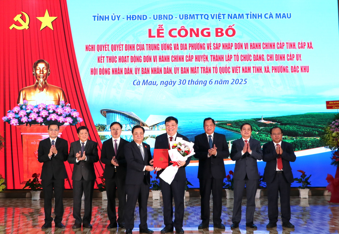 Ông Lê Minh Hoan trao quyết định cho Chủ tịch, Phó Chủ tịch UBND tỉnh Cà Mau (mới). Ông Lê Minh Hoan trao quyết định cho Chủ tịch, Phó Chủ tịch UBND tỉnh Cà Mau (mới).