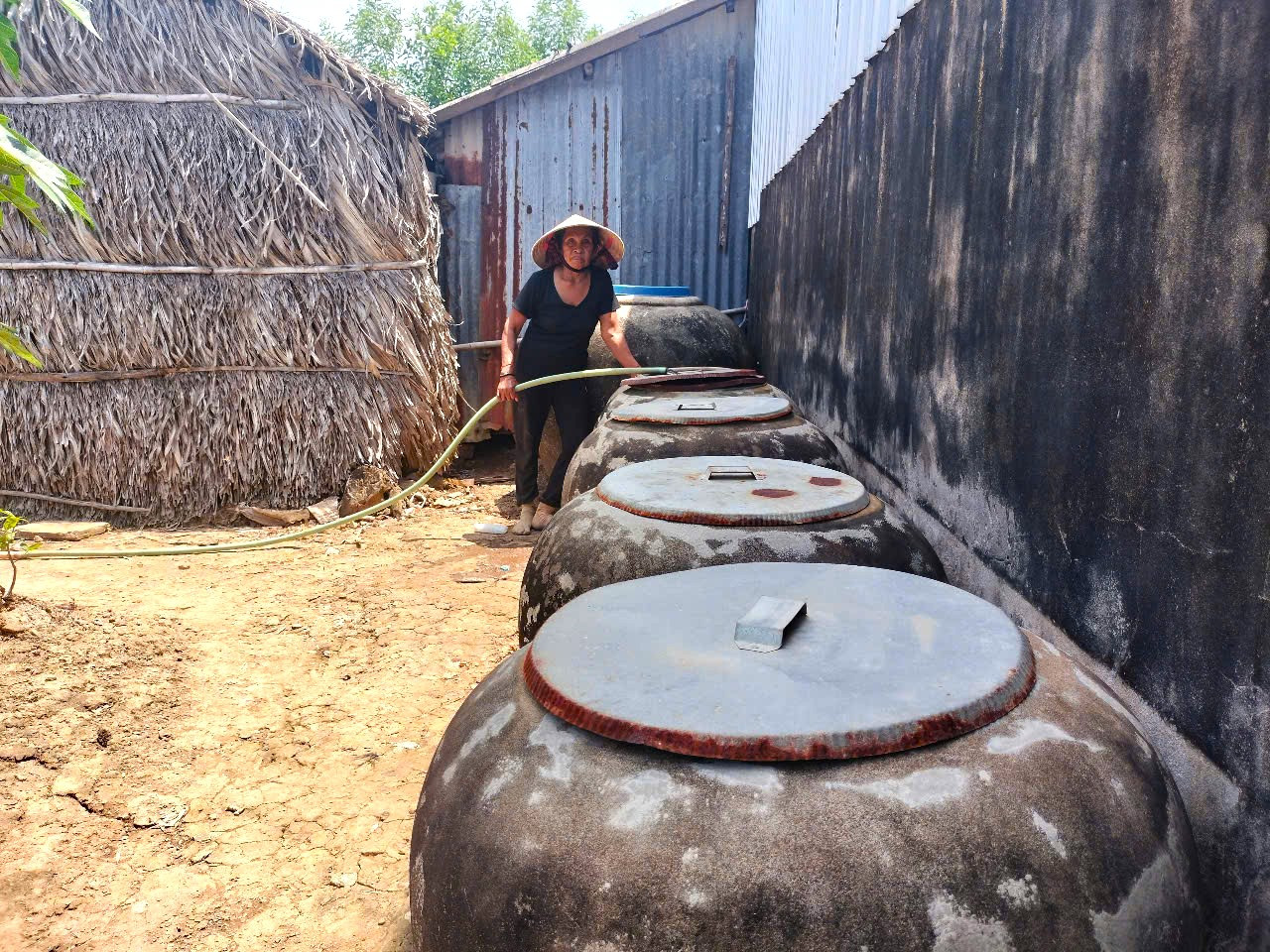 Bà Xiêl đầu tư khoan giếng nước nhưng bơm lên nước bị nhiễm phèn mặn phải lắng lại mới dùng được trong sinh hoạt.