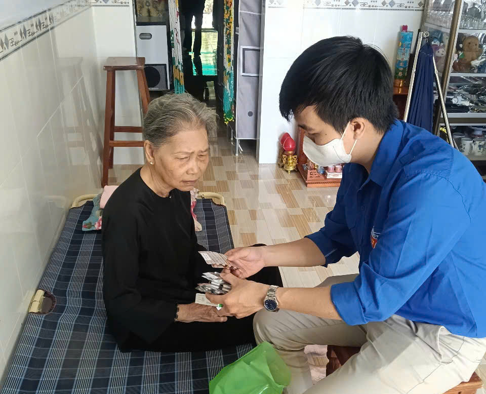 Đội hình Thầy thuốc trẻ tổ chức khám bệnh, cấp phát thuốc miễn phí tại các hộ gia đình có hoàn cảnh khó khăn, người già neo đơn trên địa bàn xã Lý Văn Lâm (TP. Cà Mau). Đội hình Thầy thuốc trẻ tổ chức khám bệnh, cấp phát thuốc miễn phí tại các hộ gia đình có hoàn cảnh khó khăn, người già neo đơn trên địa bàn xã Lý Văn Lâm (TP. Cà Mau).