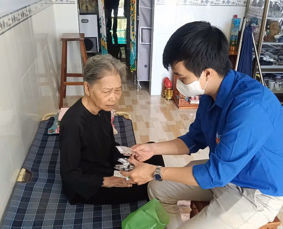 Đội hình Thầy thuốc trẻ tổ chức khám bệnh, cấp phát thuốc miễn phí tại các hộ gia đình có hoàn cảnh khó khăn, người già neo đơn trên địa bàn xã Lý Văn Lâm (TP. Cà Mau).