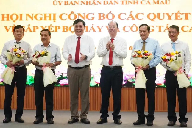 Lãnh đạo tỉnh Cà Mau tặng hoa cán bộ nghỉ hưu trước tuổi phục vụ sắp xếp, tinh gọn bộ máy.