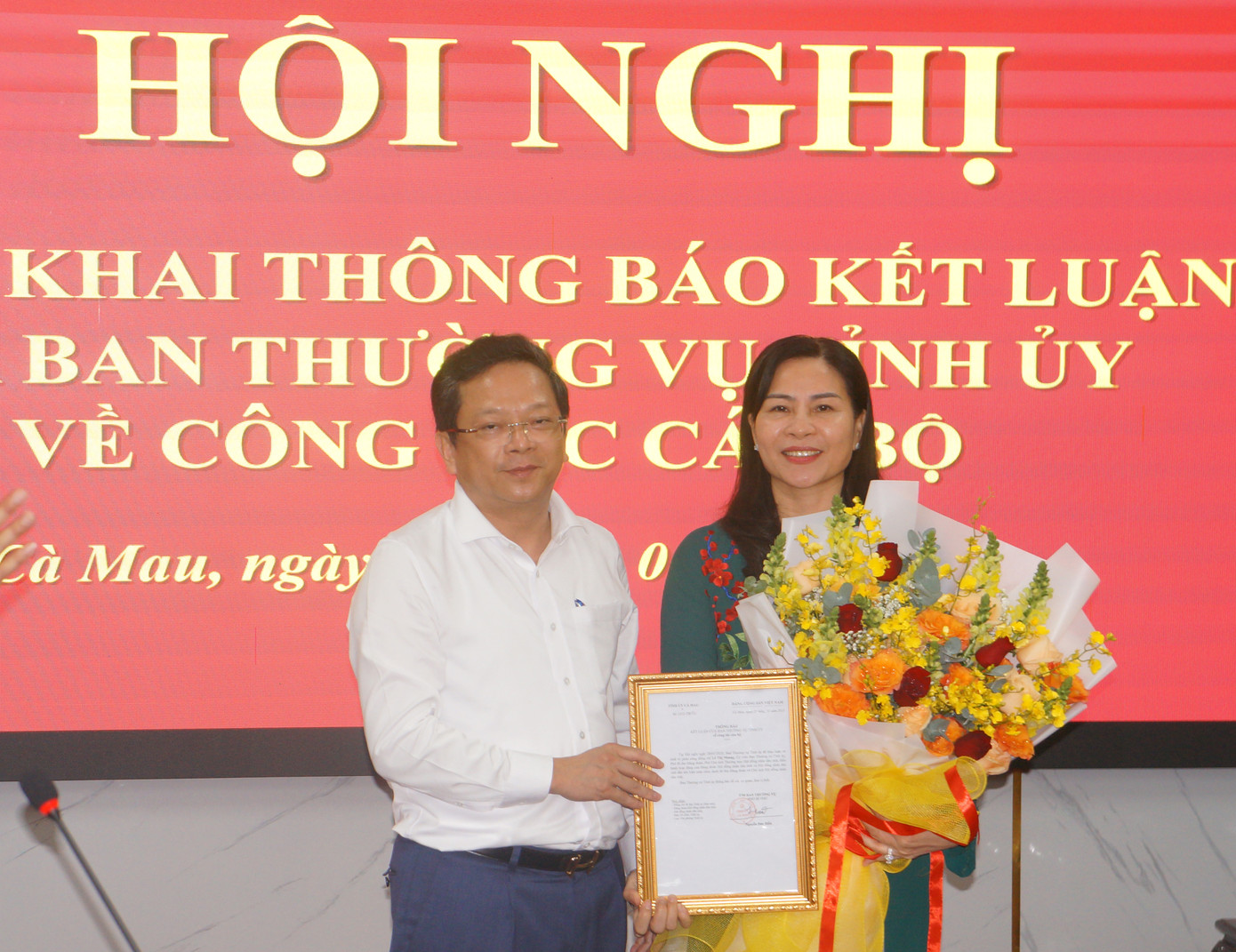 Ông Nguyễn Đức Hiển - Phó Bí thư Thường trực Tỉnh ủy Cà Mau trao quyết định và hoa chúc mừng bà Lê Thị Nhung.