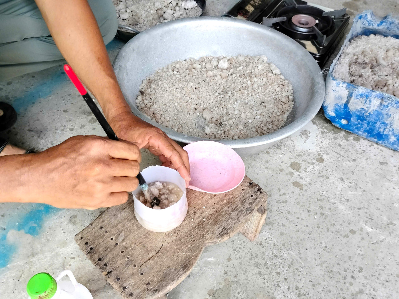 Để tạo ra một chiếc đàn bằng muối như thật, muối mang về phải được sàng lọc để phân kích cỡ lớn nhỏ, sau đó rang ở những nhiệt độ khác nhau nhằm tạo ra những màu sắc khác nhau từ đó tạo ra những họa tiết trên chiếc đàn.