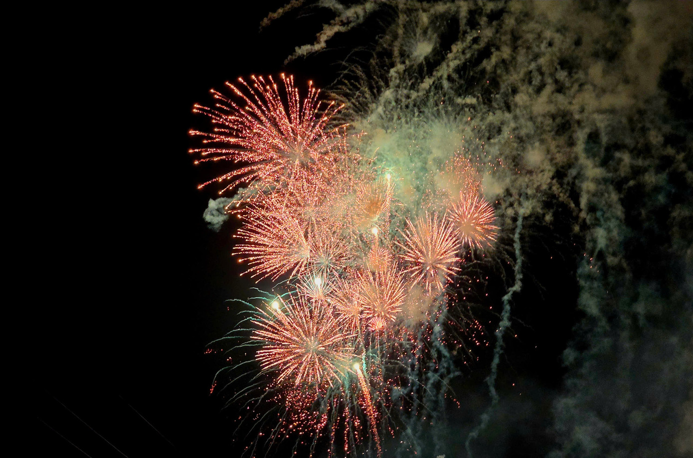 Màn pháo hoa rực sáng bầu trời Cà Mau.