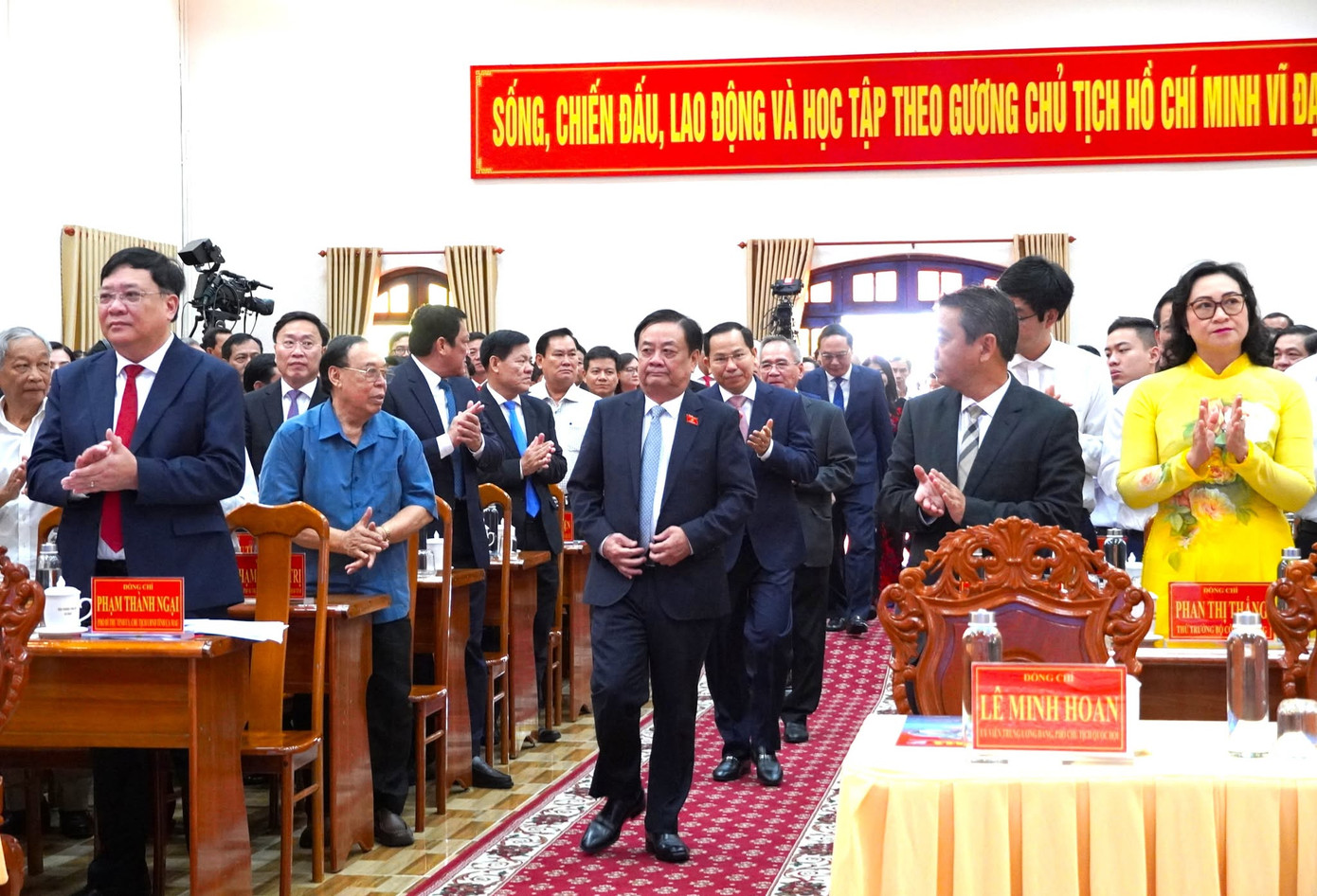 Ông Lê Minh Hoan - Phó Chủ tịch Quốc Hội dự buổi lễ công bố Nghị quyết, Quyết định của Trung ương và địa phương tại Cà Mau. Ông Lê Minh Hoan - Phó Chủ tịch Quốc Hội dự buổi lễ công bố Nghị quyết, Quyết định của Trung ương và địa phương tại Cà Mau.