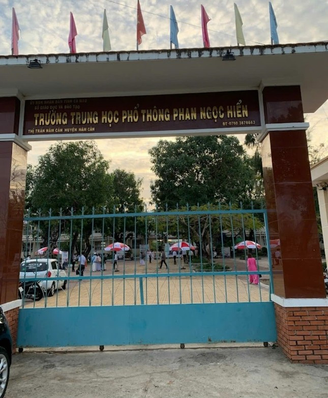 Trường THPT Phan Ngọc Hiển (huyện Năm Căn, tỉnh Cà Mau). Trường THPT Phan Ngọc Hiển (huyện Năm Căn, tỉnh Cà Mau).
