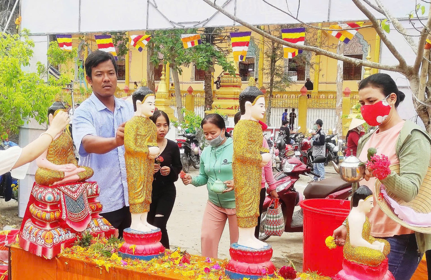 Tết cổ truyền Chôl Chnăm Thmây của đồng bào Khmer Nam Bộ năm 2025 diễn ra vào 3 ngày 14 - 16/4. Tết cổ truyền Chôl Chnăm Thmây của đồng bào Khmer Nam Bộ năm 2025 diễn ra vào 3 ngày 14 - 16/4.