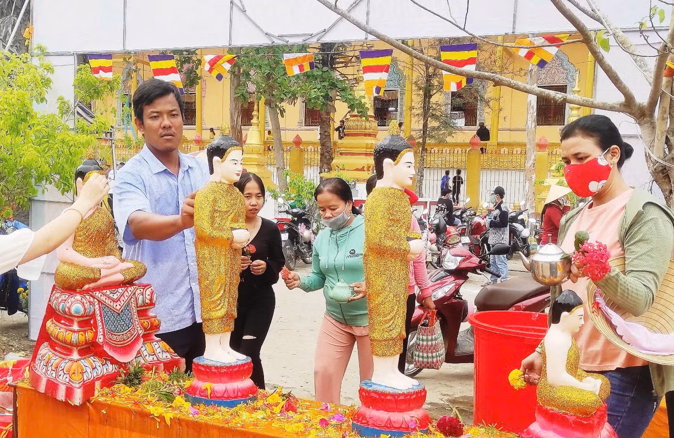 Tết cổ truyền Chôl Chnăm Thmây của đồng bào Khmer Nam Bộ năm 2025 diễn ra vào 3 ngày 14 - 16/4. Tết cổ truyền Chôl Chnăm Thmây của đồng bào Khmer Nam Bộ năm 2025 diễn ra vào 3 ngày 14 - 16/4.