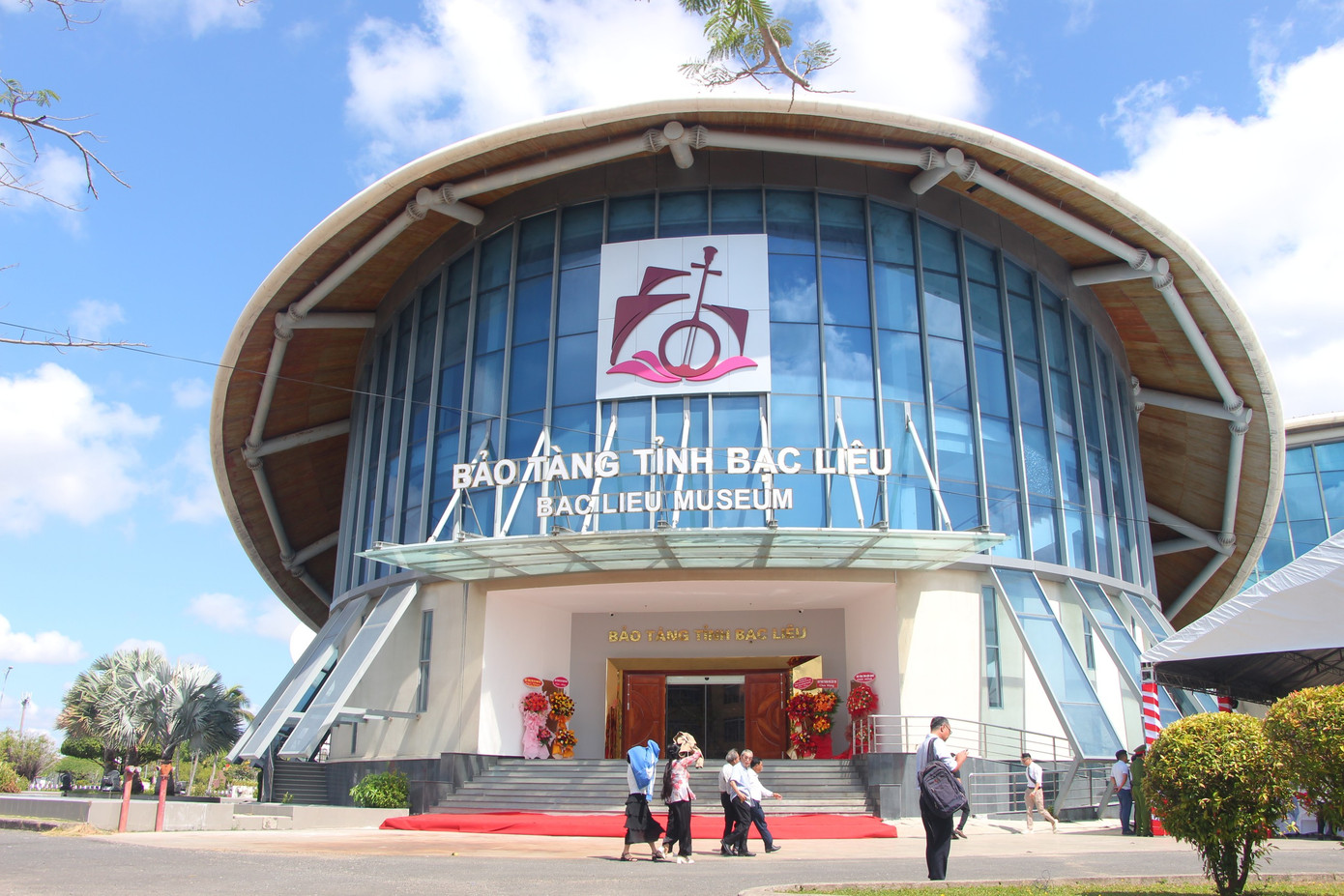 Dự án được cải tạo chuyển đổi công năng từ 2 khối nhà B, C của Trung tâm triển lãm văn hóa - nghệ thuật và nhà hát Cao Văn Lầu (còn gọi nhà hát 3 nón lá - do 3 khối nhà được lấy ý tưởng từ 3 nón lá đặt cạnh nhau). Dự án được cải tạo chuyển đổi công năng từ 2 khối nhà B, C của Trung tâm triển lãm văn hóa - nghệ thuật và nhà hát Cao Văn Lầu (còn gọi nhà hát 3 nón lá - do 3 khối nhà được lấy ý tưởng từ 3 nón lá đặt cạnh nhau).