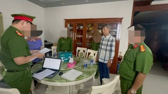 Công an tỉnh Cà Mau tống đạt quyết định tố tụng đối với Nguyễn Thành Sua. Ảnh: CACM. Công an tỉnh Cà Mau tống đạt quyết định tố tụng đối với Nguyễn Thành Sua. Ảnh: CACM.