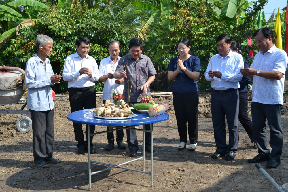 Phó Chủ tịch UBND tỉnh Cà Mau - Lê Văn Sử (thứ 4 từ trái sang) dự lễ khởi công xoá nhà tạm, nhà dột nát tại huyện Trần Văn Thời.