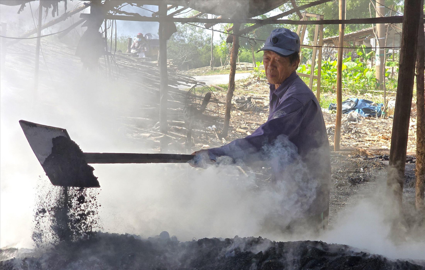 Ông Thanh đã 70 tuổi làm nghề hầm than nơi chợ tràm. Ông Thanh đã 70 tuổi làm nghề hầm than nơi chợ tràm.