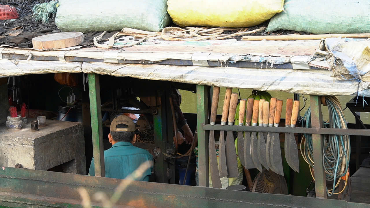 Ông Nhân ngày xưa cũng đi làm nghề rèn thuê, tích góp mua được chẹt (ghe) để hành nghề rèn, ban đầu ghe gỗ sau lên ghe sắt. Khi có máy đập, máy cắt, mài, vợ ông Nhân đi theo phụ giúp chồng những công đoạn lặt vặt. Ông Nhân ngày xưa cũng đi làm nghề rèn thuê, tích góp mua được chẹt (ghe) để hành nghề rèn, ban đầu ghe gỗ sau lên ghe sắt. Khi có máy đập, máy cắt, mài, vợ ông Nhân đi theo phụ giúp chồng những công đoạn lặt vặt.