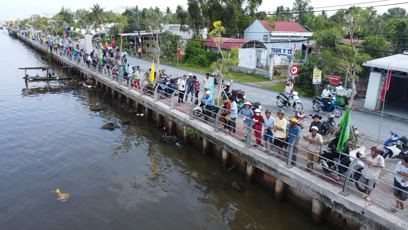 Rất đông người dân tập trung 2 bên đường đua cổ vũ nhiệt tình cho các tay đua.