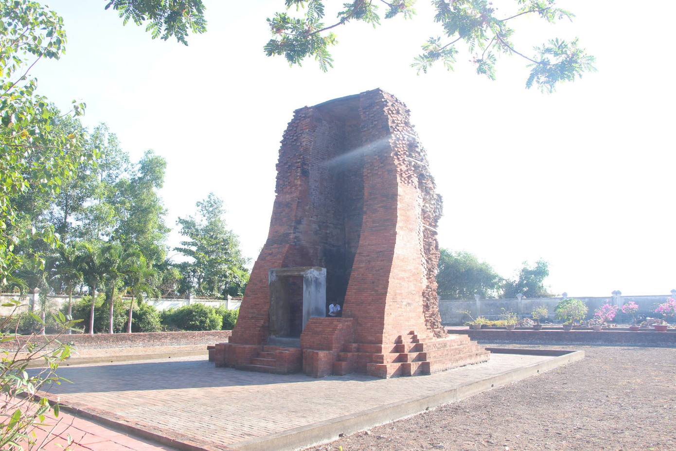 Tháp cổ Vĩnh Hưng được cho có tuổi đời cả nghìn năm, mang độc bản. Tháp cổ Vĩnh Hưng được cho có tuổi đời cả nghìn năm, mang độc bản.