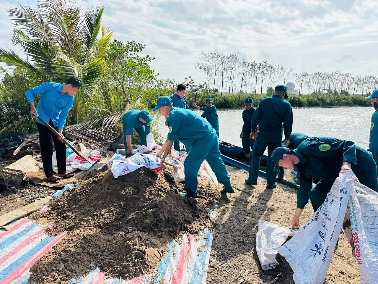 Đoàn viên thanh niên phối hợp với Ban Chỉ huy quân sự xã Thạnh Phú, huyện Cái Nước tham gia hỗ trợ vận chuyển vật tư xây dựng nhà cho hộ chính sách.
