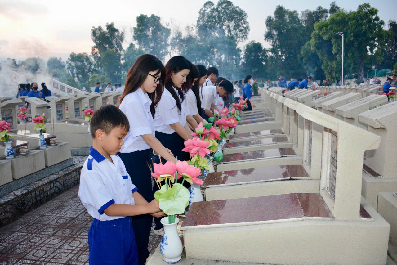 Đoàn viên, thanh niên bày tỏ lòng thành kính đối với các thế hệ đi trước, các anh hùng liệt sĩ.