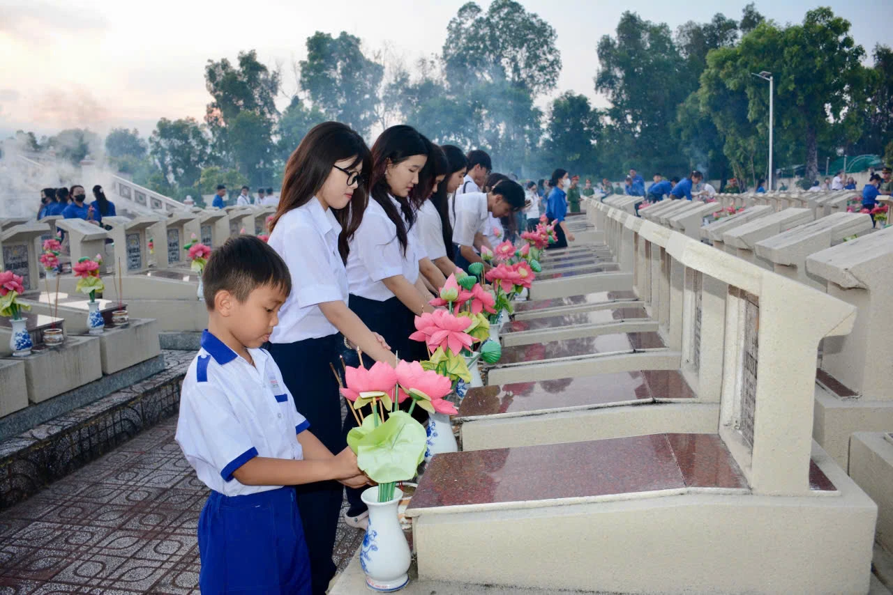 Đoàn viên, thanh niên bày tỏ lòng thành kính đối với các thế hệ đi trước, các anh hùng liệt sĩ.