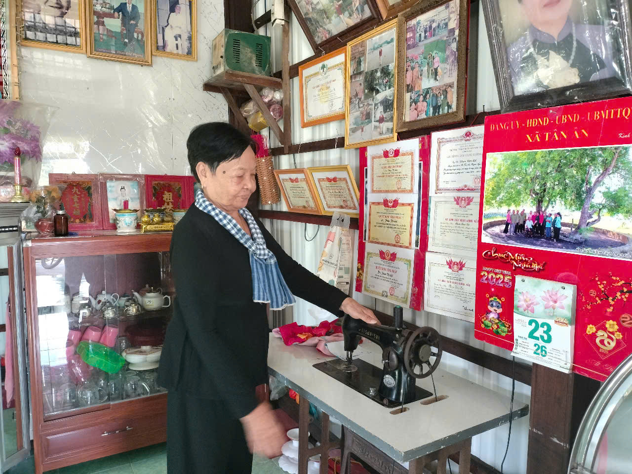 Cô Út Lợi nâng niu kỷ vật một thời gắn bó với Đoàn 962. Cô Út Lợi nâng niu kỷ vật một thời gắn bó với Đoàn 962.