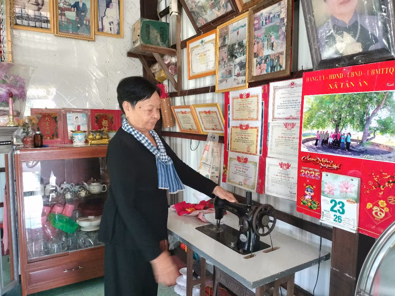 Cô Út Lợi nâng niu kỷ vật một thời gắn bó với Đoàn 962. Cô Út Lợi nâng niu kỷ vật một thời gắn bó với Đoàn 962.