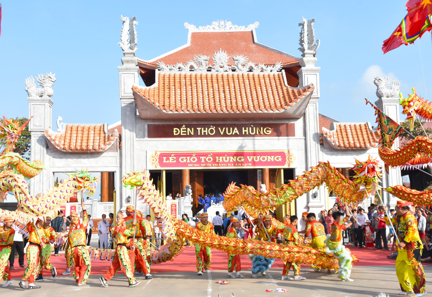 Ngày 7/4 (tức mùng 10/3 Âm lịch), chính quyền, nhân dân trong và ngoài tỉnh Cà Mau thành kính dâng hương, dâng hoa và nhiều vật phẩm để tưởng nhớ, tri ân ngày giỗ Tổ Hùng Vương tại Di tích Đền thờ Vua Hùng, thuộc xã Tân Phú, huyện Thới Bình - điểm cuối cực Nam Tổ quốc. Đền thờ Vua Hùng nằm bên Quốc lộ 63, thuộc ấp Giao Khẩu, xã Tân Phú (huyện Thới Bình, tỉnh Cà Mau). Ngôi đền được xây dựng cách nay trên 150 năm. Ngày 7/4 (tức mùng 10/3 Âm lịch), chính quyền, nhân dân trong và ngoài tỉnh Cà Mau thành kính dâng hương, dâng hoa và nhiều vật phẩm để tưởng nhớ, tri ân ngày giỗ Tổ Hùng Vương tại Di tích Đền thờ Vua Hùng, thuộc xã Tân Phú, huyện Thới Bình - điểm cuối cực Nam Tổ quốc. Đền thờ Vua Hùng nằm bên Quốc lộ 63, thuộc ấp Giao Khẩu, xã Tân Phú (huyện Thới Bình, tỉnh Cà Mau). Ngôi đền được xây dựng cách nay trên 150 năm.