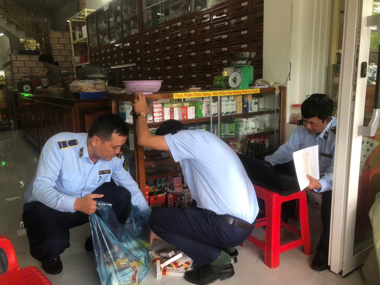 Quản lý thị trường kiểm tra tại cơ sở đông y ở phường 2, TP. Cà Mau (Ảnh: QLTT Cà Mau).