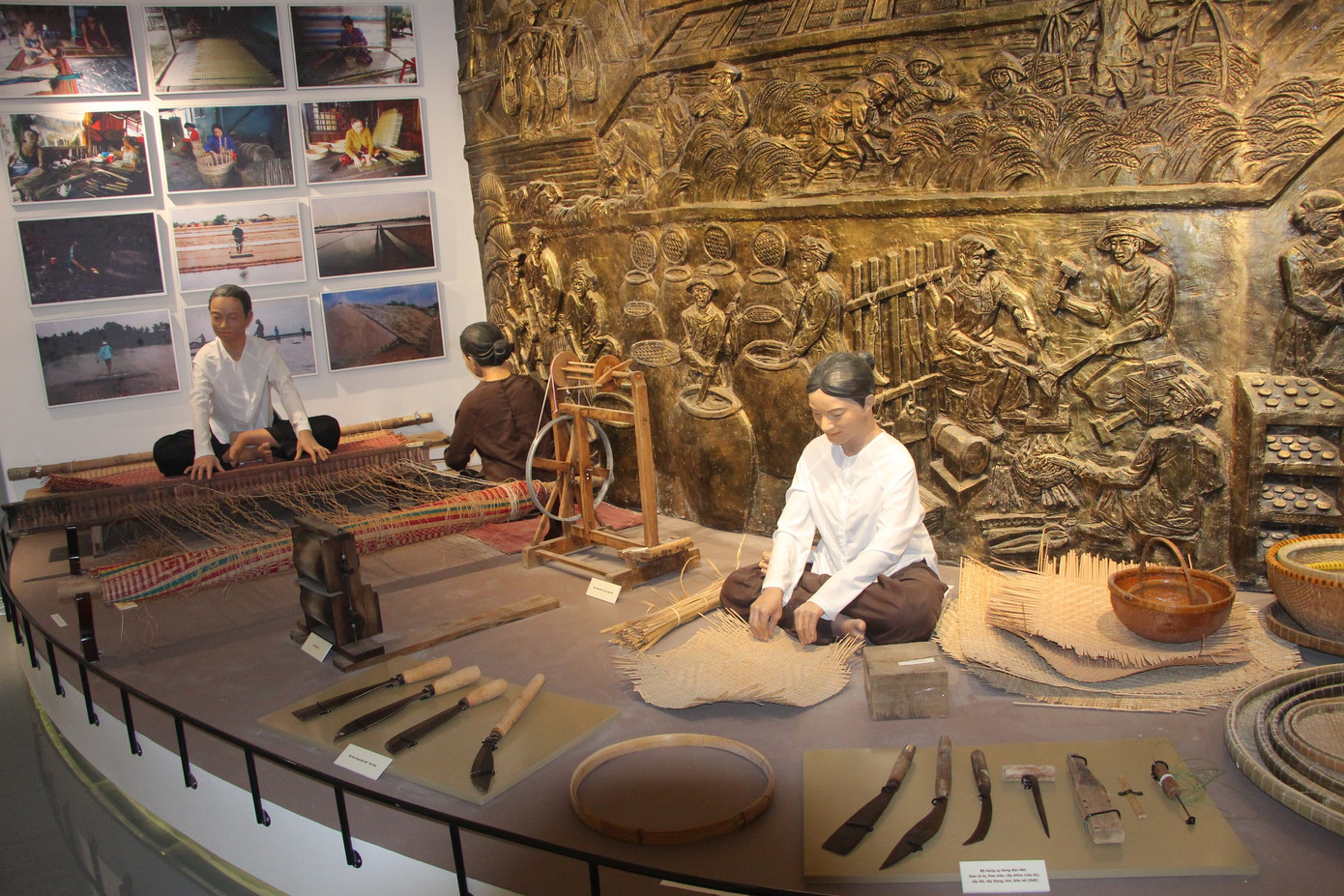 Đan lát, dệt chiếu và rèn dao... những nghề truyền thống của người dân ở Bạc Liêu được tái hiện bằng mô hình trong bảo tàng. Đan lát, dệt chiếu và rèn dao... những nghề truyền thống của người dân ở Bạc Liêu được tái hiện bằng mô hình trong bảo tàng.