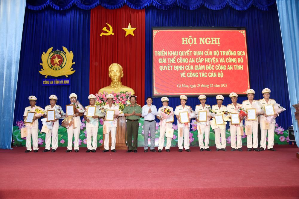 Lãnh đạo UBND tỉnh và công an tỉnh trao quyết định cho 12 lãnh đạo cấp phòng tự nguyện nghỉ hưu trước tuổi.