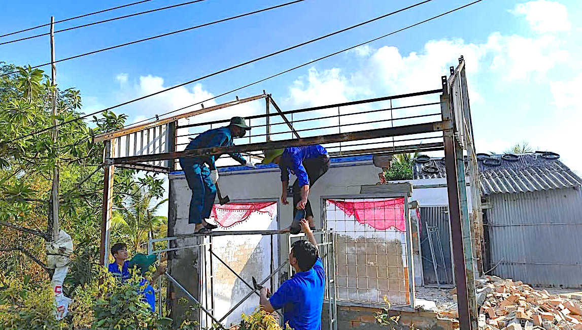 Tuổi trẻ Cà Mau chung tay xoá nhà tạm, nhà dột nát.