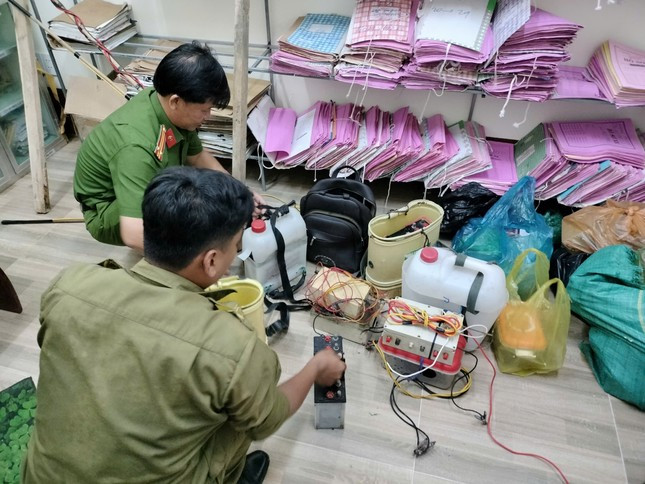 Nhiều bộ kích điện được người dân tự nguyện giao nộp cho ngành chức năng. Nhiều bộ kích điện được người dân tự nguyện giao nộp cho ngành chức năng.