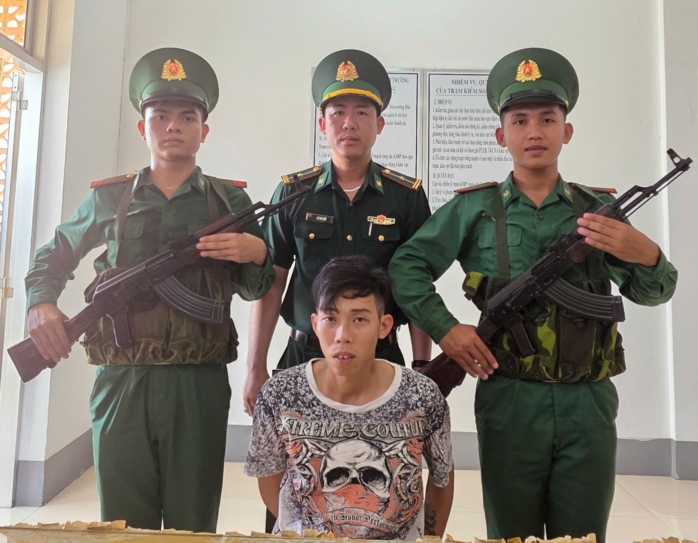 Đối tượng Hậu tại Đồn Biên phòng Sông Đốc. Ảnh: Hoàng Tá Đối tượng Hậu tại Đồn Biên phòng Sông Đốc. Ảnh: Hoàng Tá