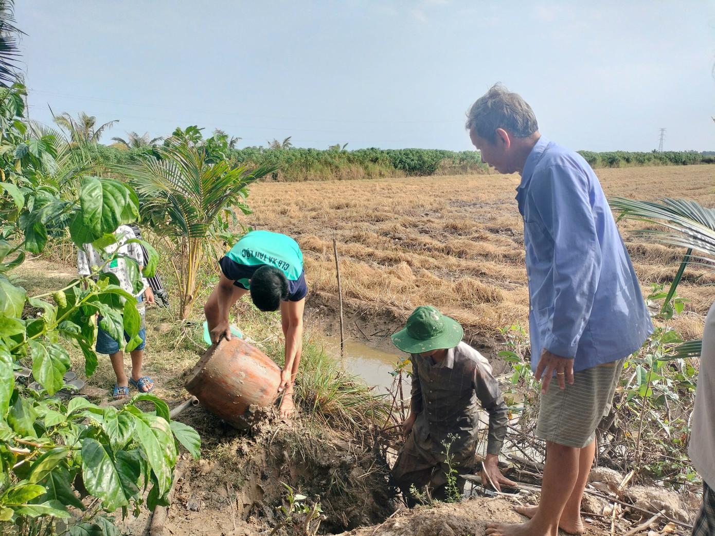 Từ xa xưa, người dân thu hoạch cá bằng nhiều cách như tát đìa, mò cá... nhưng làm hầm bắt cá được xem là cách sáng tạo và thu hoạch được nhiều.